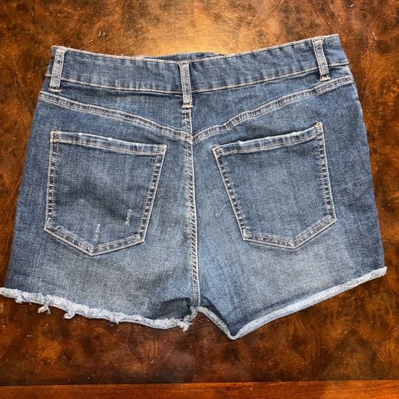 REFUGE MIAMI High-Rise Distressed Denim Shorts 🏝️ - Picture 3 of 3